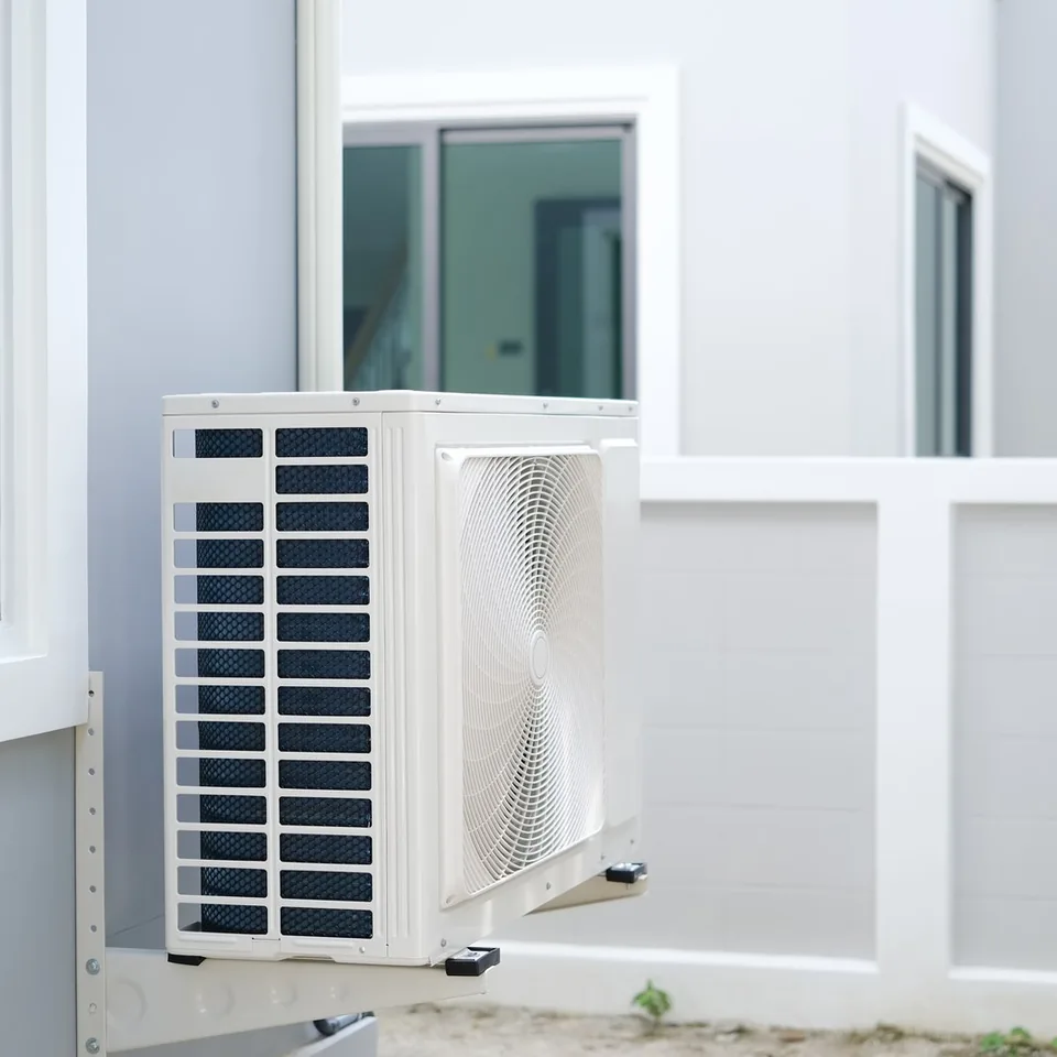 Unité extérieure de climatisation fixée sur une façade