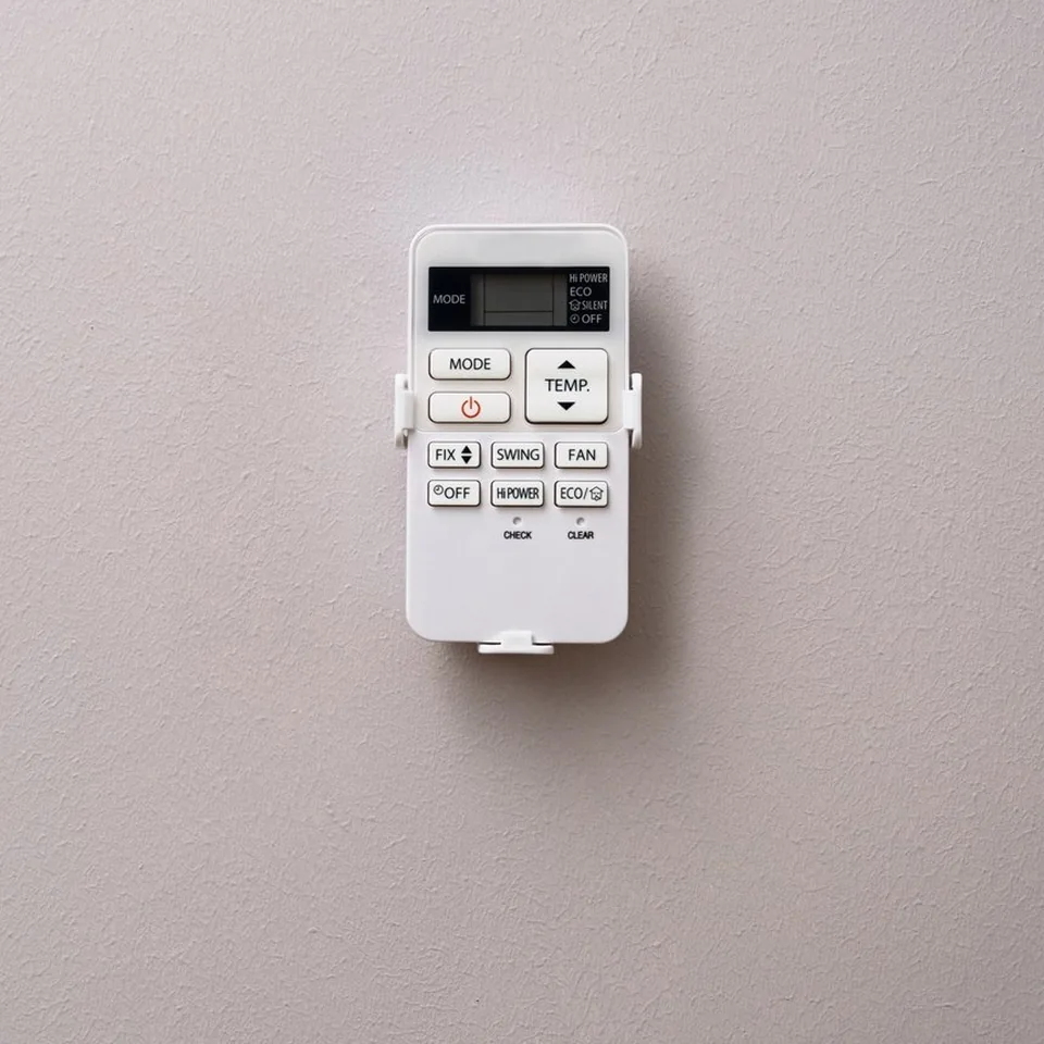 Télécommande de climatisation fixée sur un mur