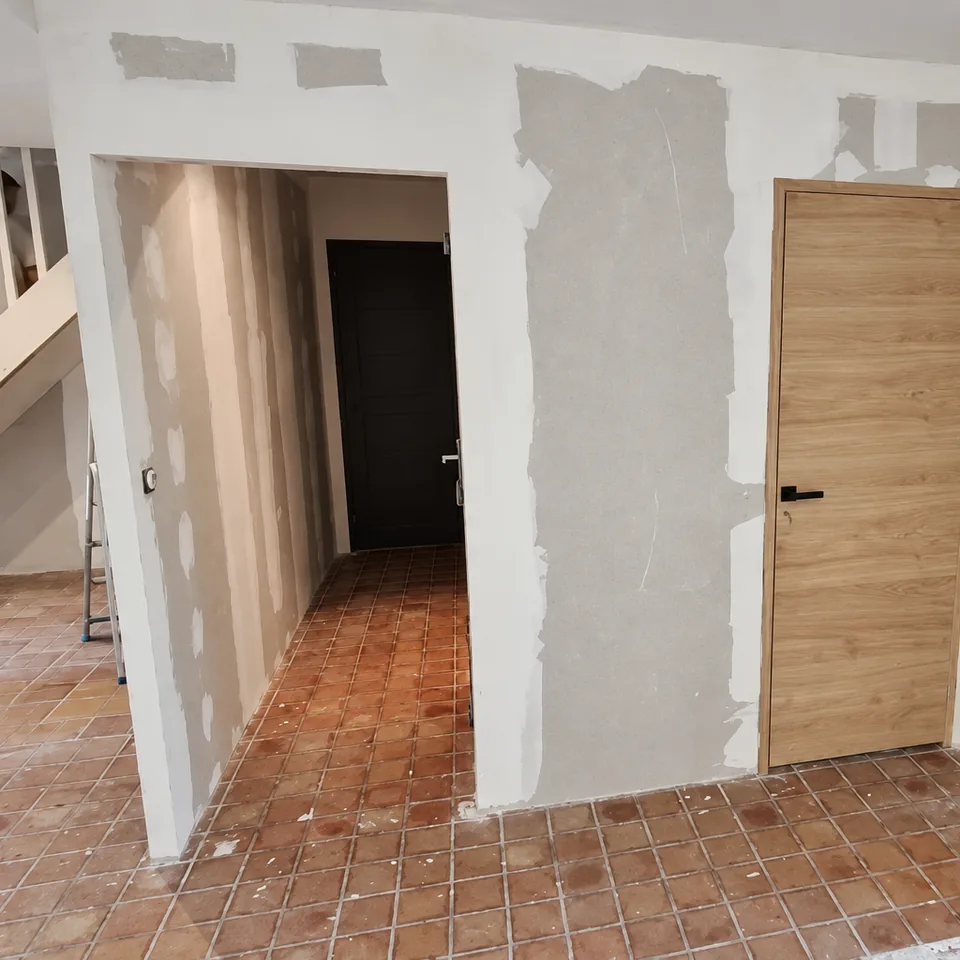 Cloisons et passage intérieur en cours de rénovation